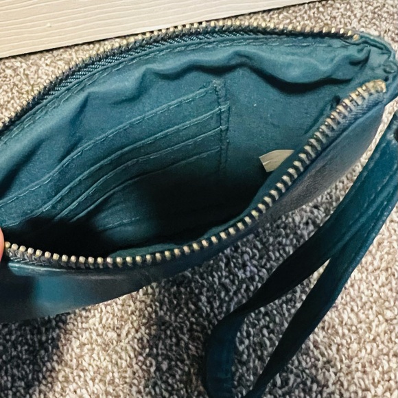 Turquoise wristlet with flower decal and zipper closure - Picture 4 of 5